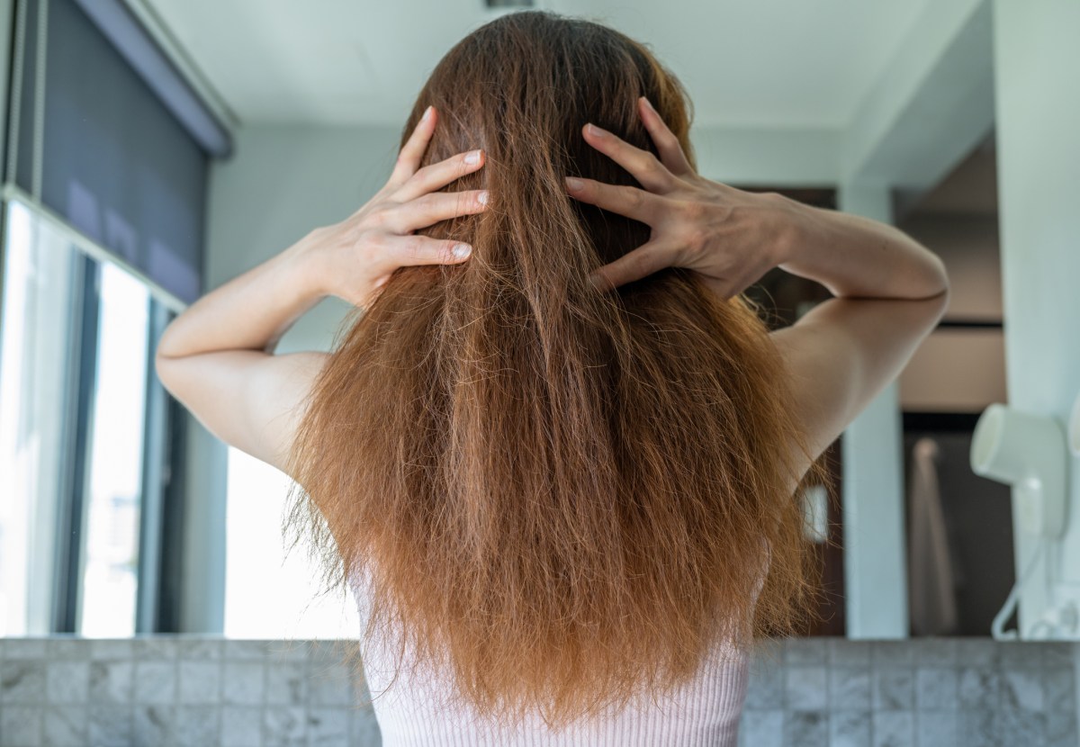 frau mit trockenen haaren