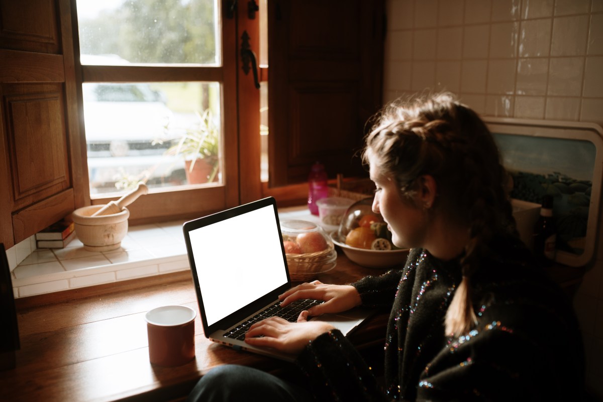 Frau sitzt am Laptop