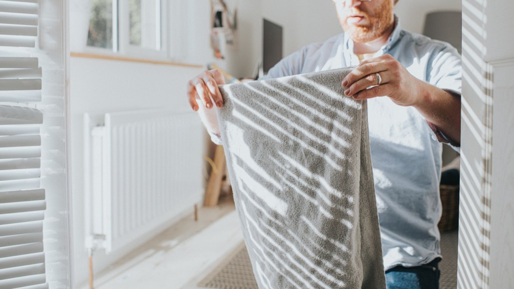 handtücher falten mann zuhause