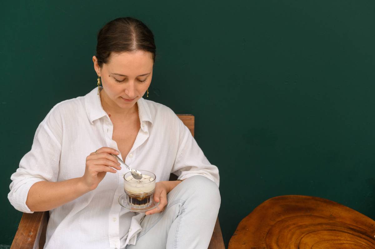 Frau trinkt Kaffee