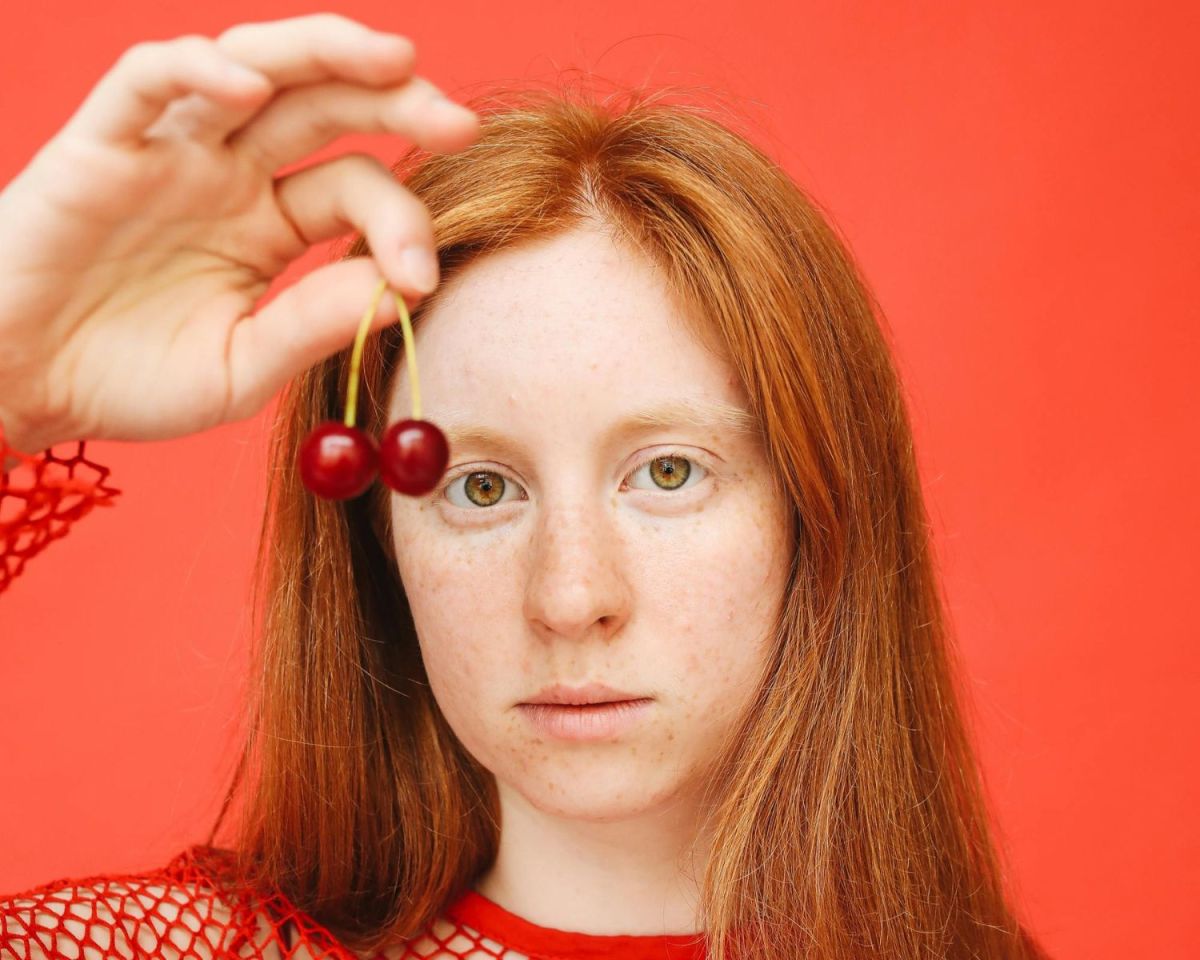Frau mit Kirschen in der Hand