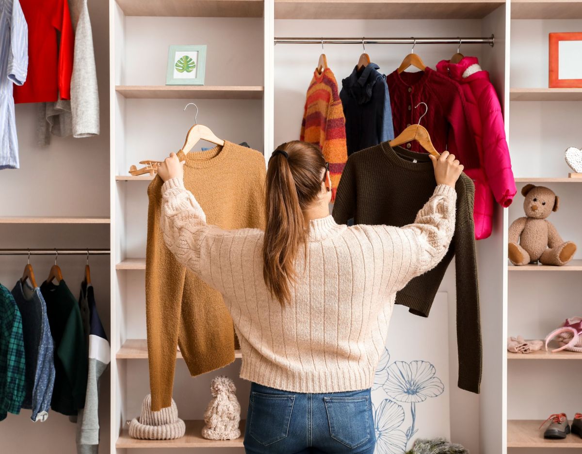 Frau vor einem Kleiderschrank