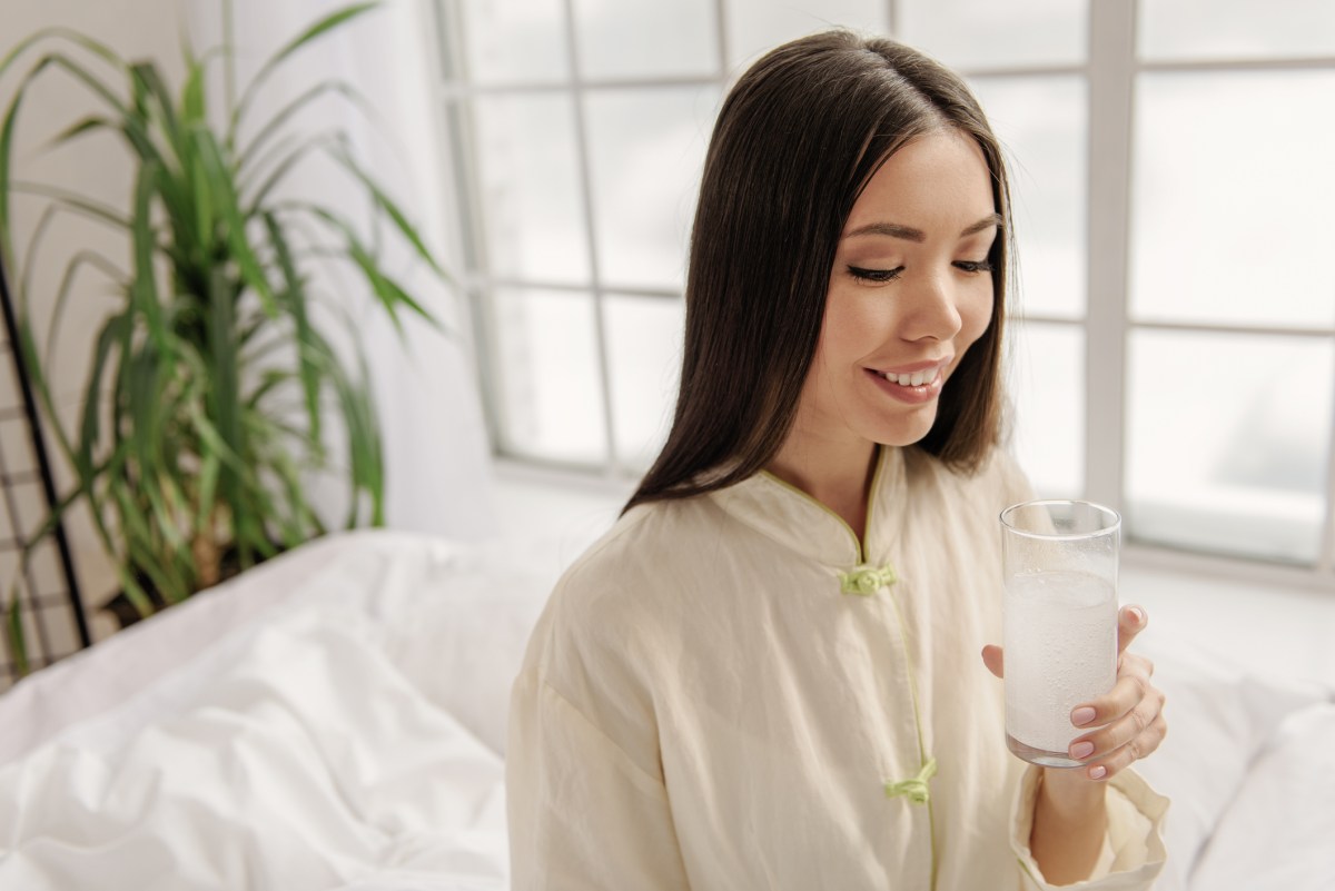 Frau Wasserkefir trinken