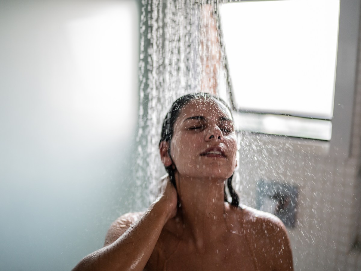Richtig Haare waschen: Deshalb solltest du nicht nur einmal Shampoo verwenden