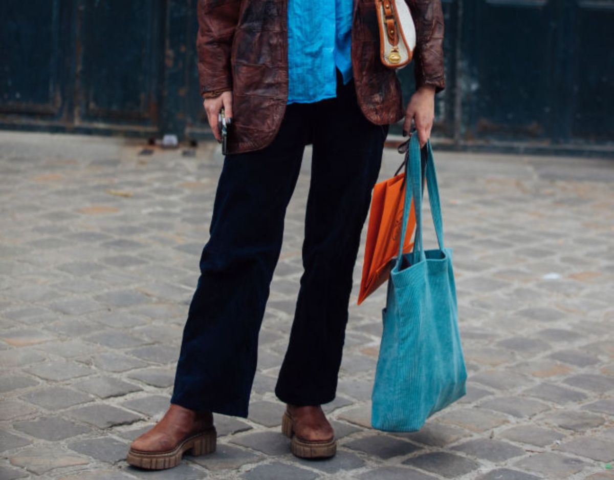 Frau mit Tote Bag