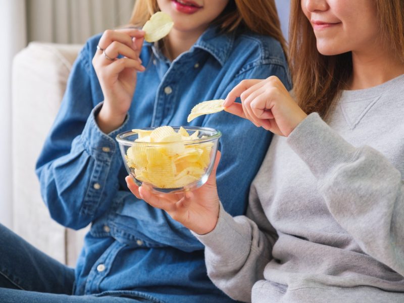 Freundinnen Chips essen