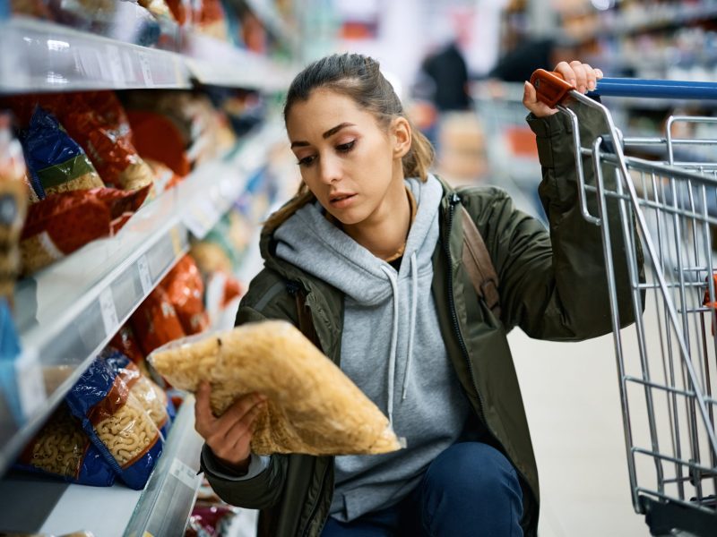 Frau Nudeln Supermarkt