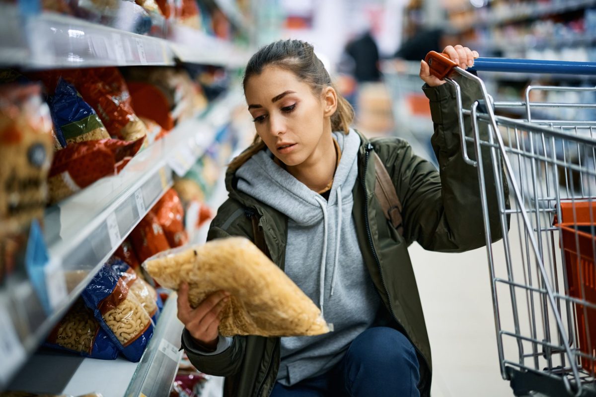 Frau Nudeln Supermarkt