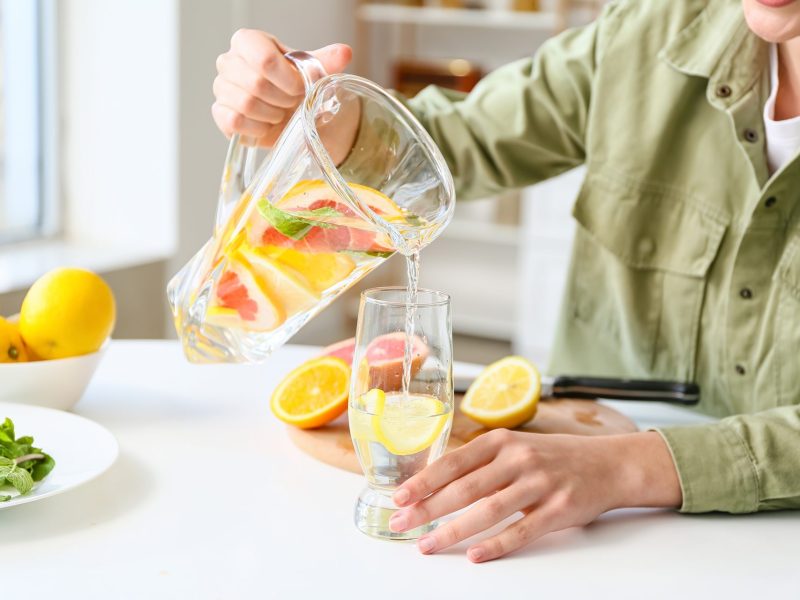 Frau Wasser mit Zitrone trinken