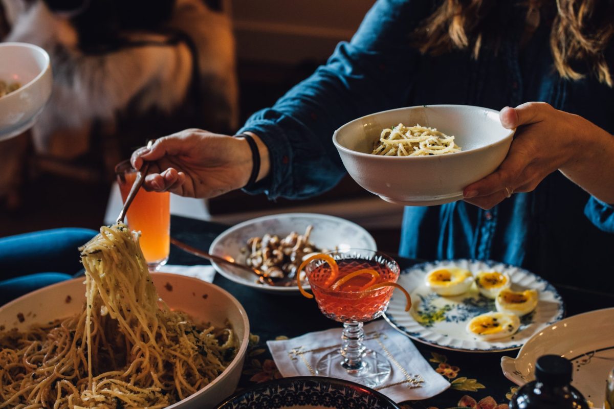 Frau Spaghetti essen