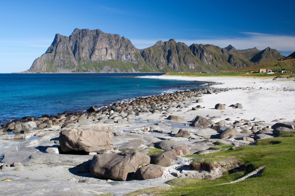 Die Wassertemperatur ist der Grund, warum vom Baden am Utakleiv Beach in Norwegen abgeraten wird.