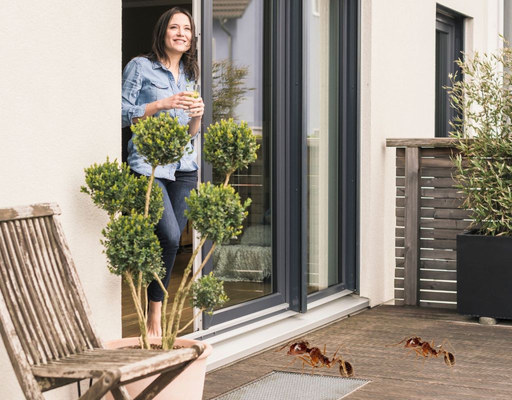 Frau auf Terrasse