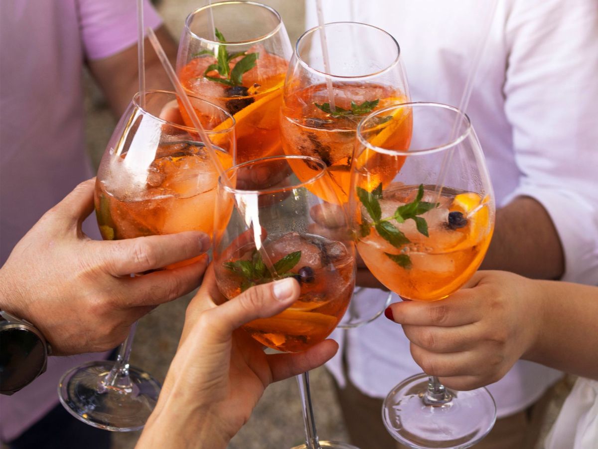 5 Personen stoßen mit Aperol Spritz an