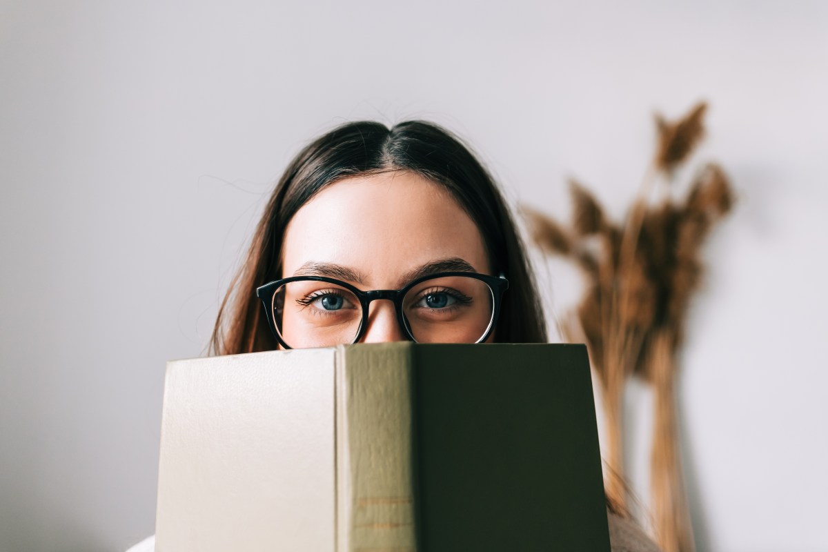 Frau mit Buch