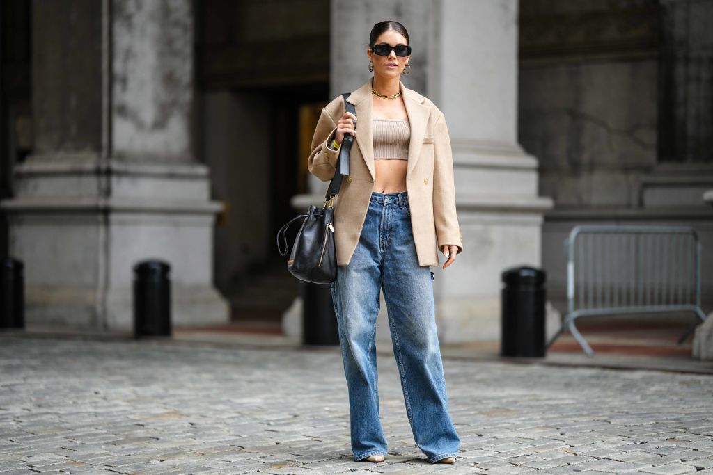 Frau mit Denim und Crop Top