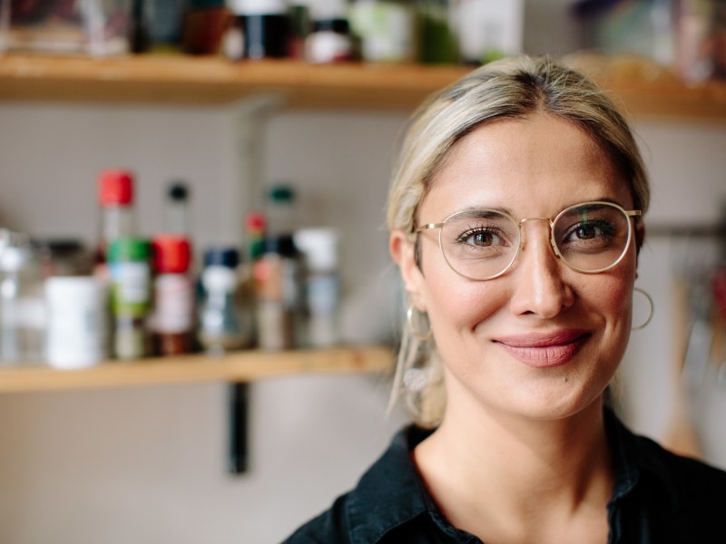 frau küche blond brille haut