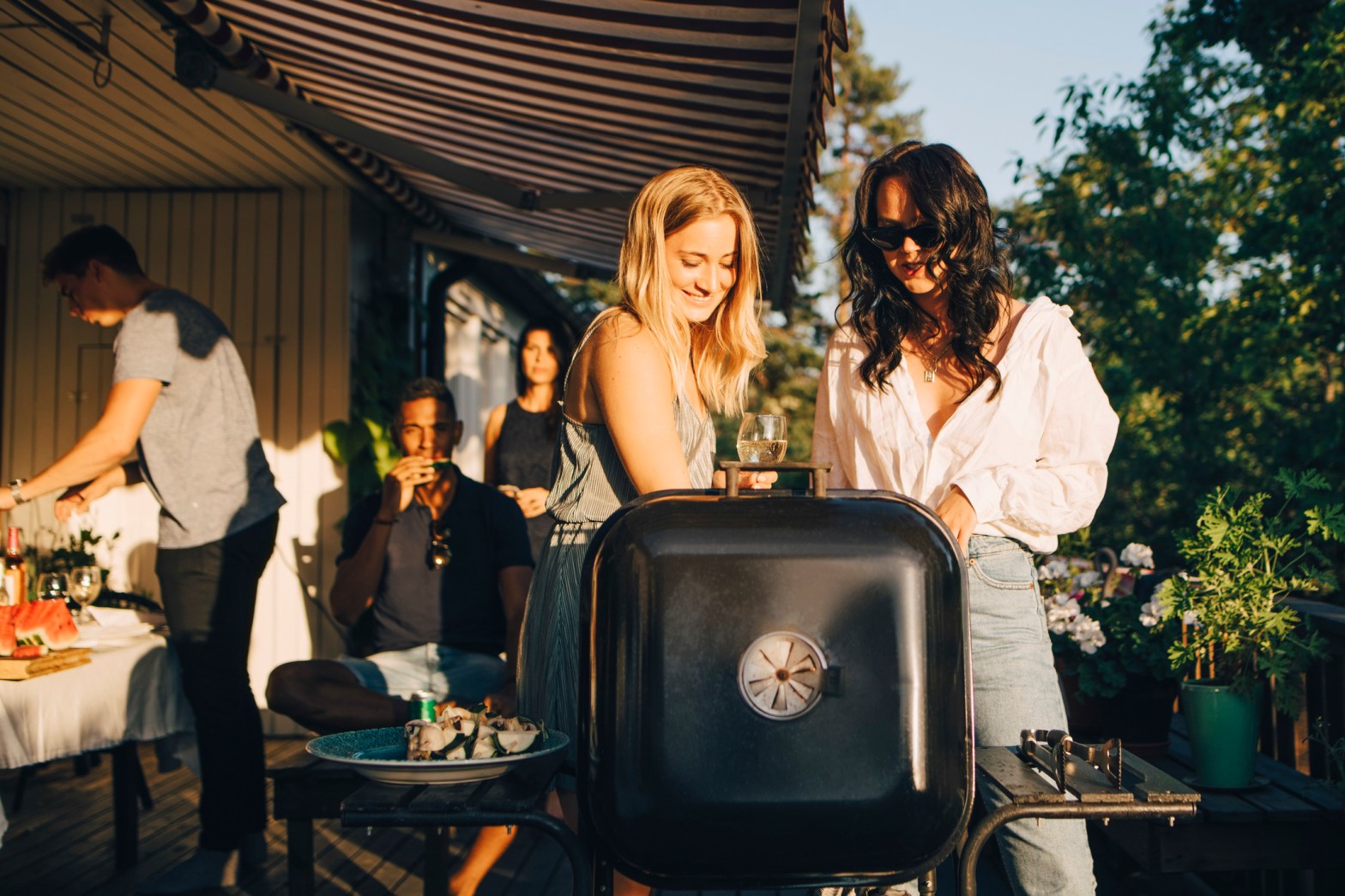 grillparty freunde stehen am grill