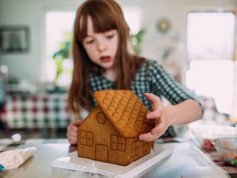 wie viel kostet ein haus in deutschland? Kind mit Pfefferkuchen-Haus