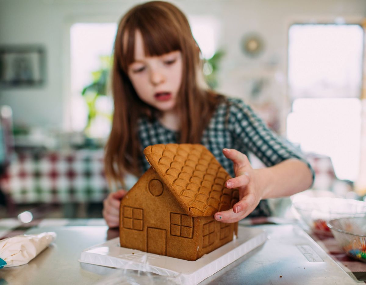 wie viel kostet ein haus in deutschland? Kind mit Pfefferkuchen-Haus