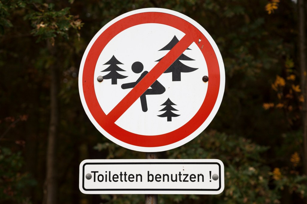 im wald pinkeln schild