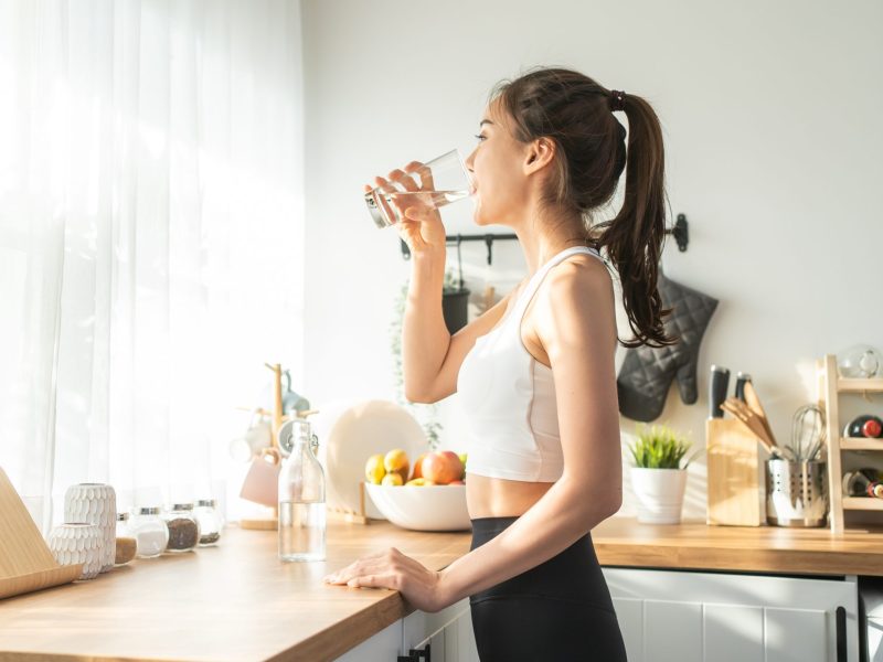 Frau Wasser trinken