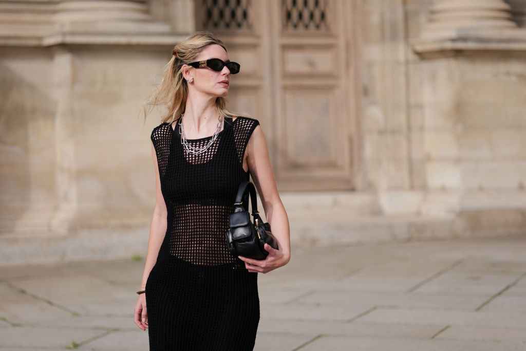 Frau mit Strickkleid im Sommer