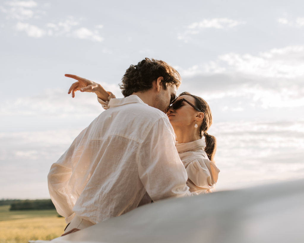 Halte dich mit Z&auml;rtlichkeiten in der &Ouml;ffentlichkeit zur&uuml;ck, vor allem in der N&auml;he von Moscheen.