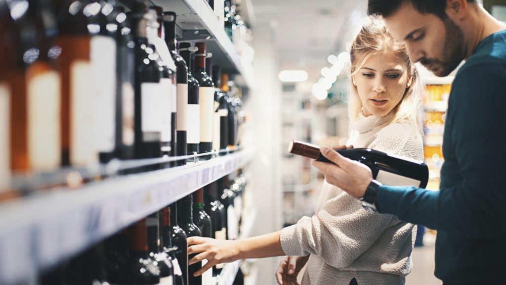 wein kaufen paar supermarkt regal