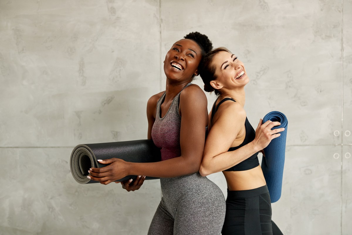 Frauen mit Gymnastikmatten