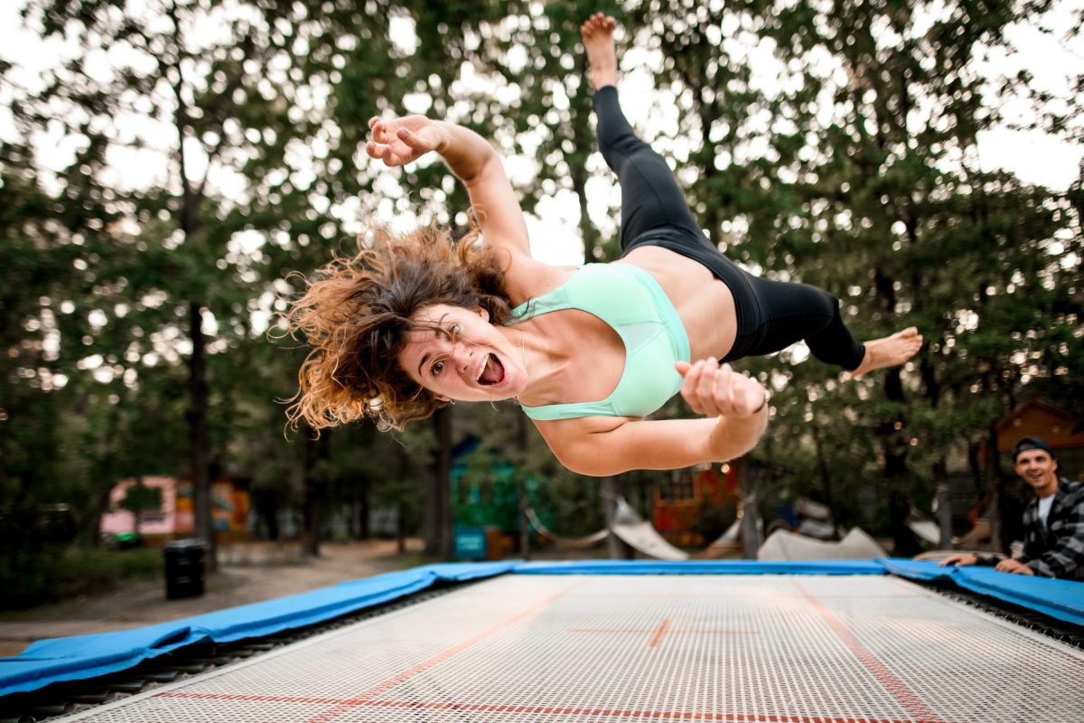 Frau Trampolin Garten