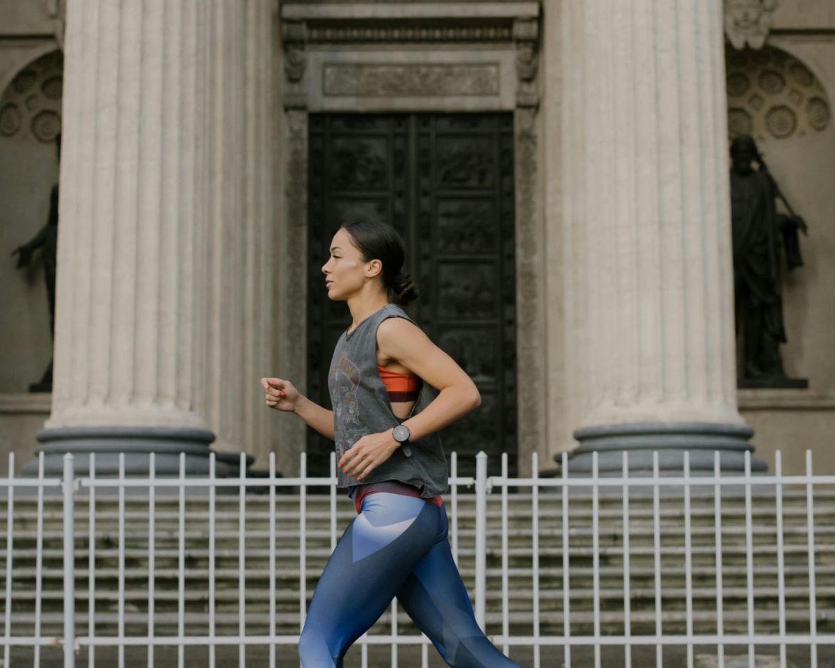 Frau joggt in der Stadt