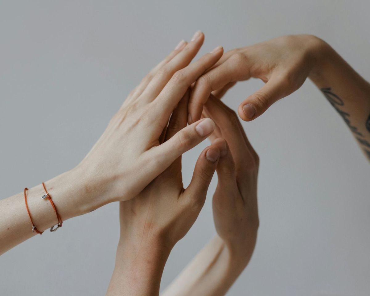 Mehrere Hände berühren sich