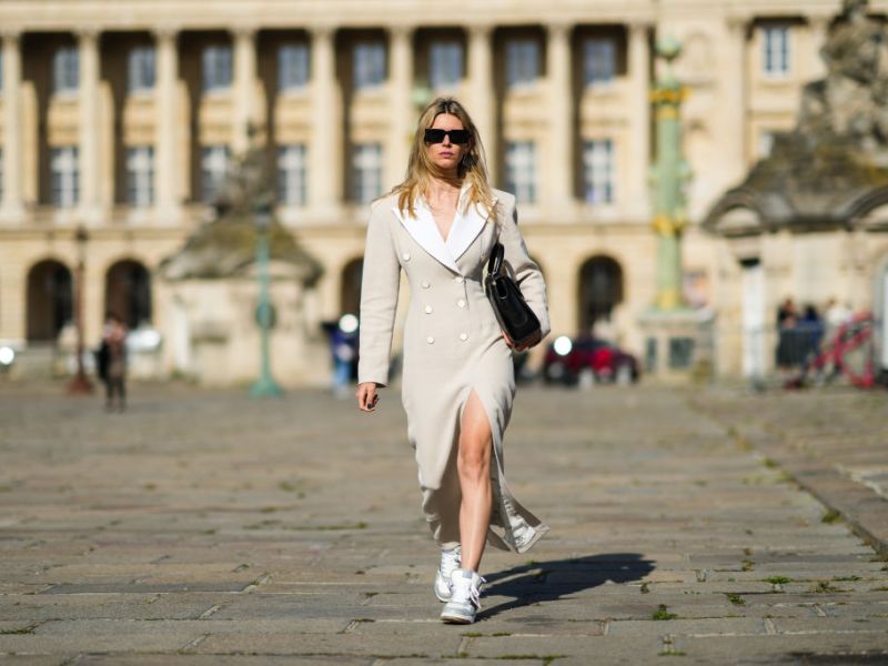 Frau kombiniert Sneaker schick