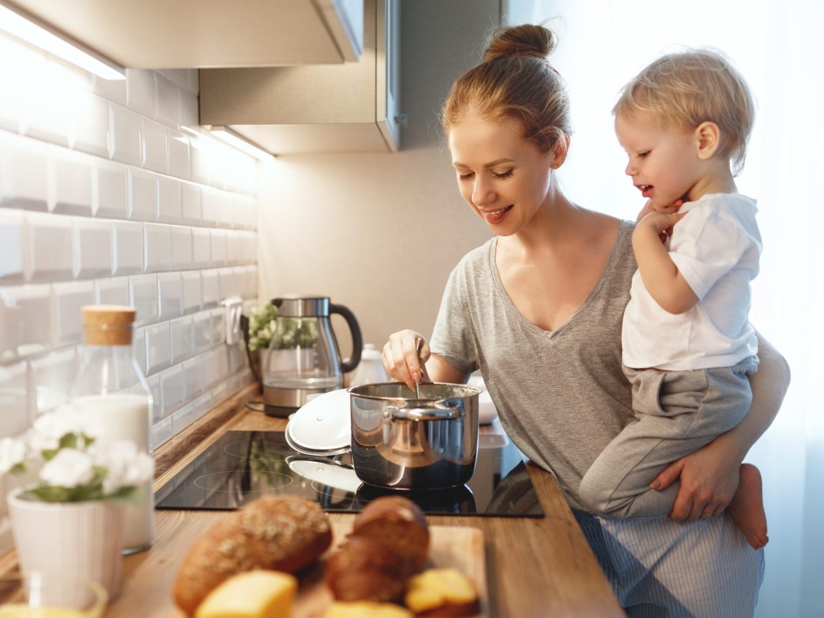 Frau Brei kochen Baby