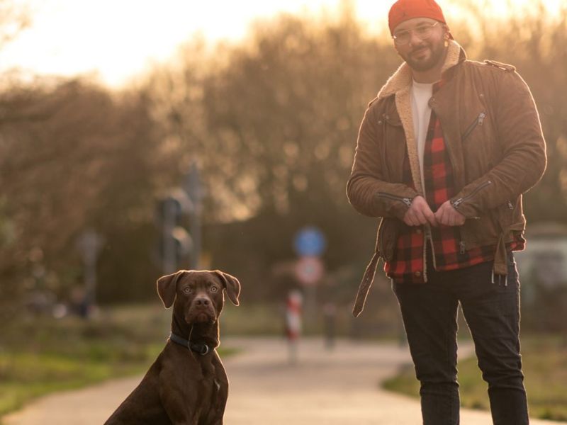 Hund Bones und Murat Colak chiropraktiker tiere