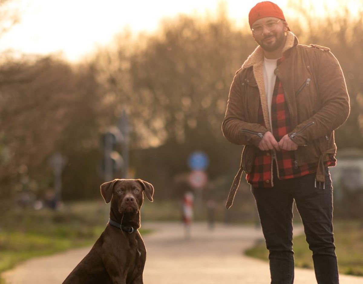 Hund Bones und Murat Colak chiropraktiker tiere