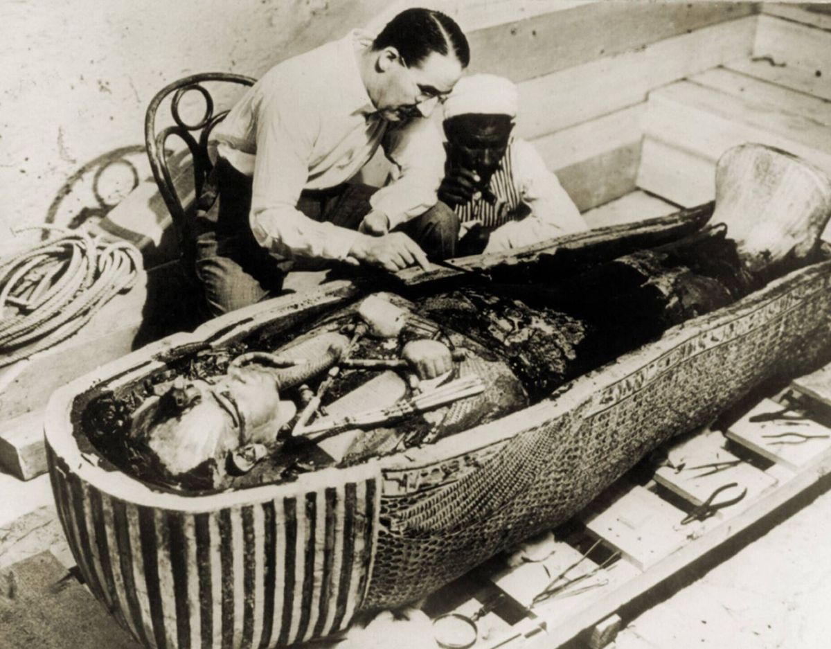 Mumie: Howard Carter (1873-1939), der neben dem Sarg von KÃ¶nig Tutanchamun sitzt