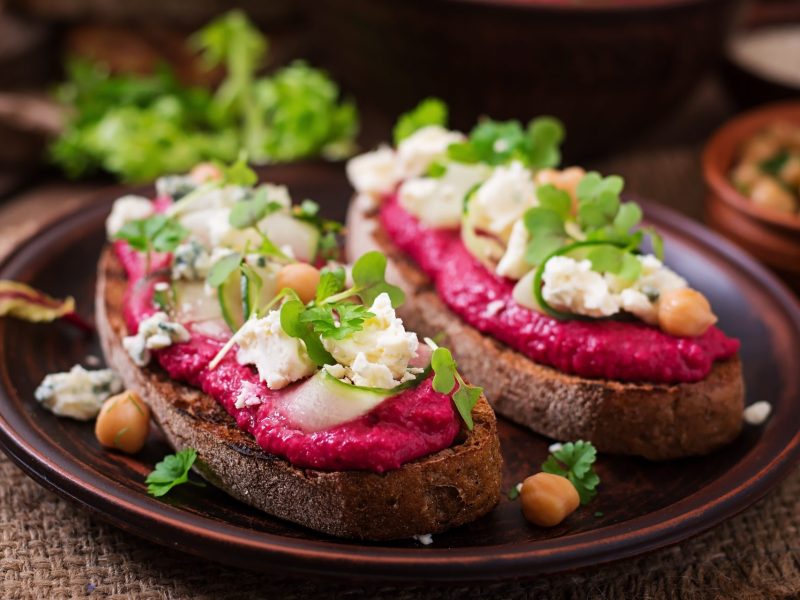 Brot mit Rote-Bete-Hummus