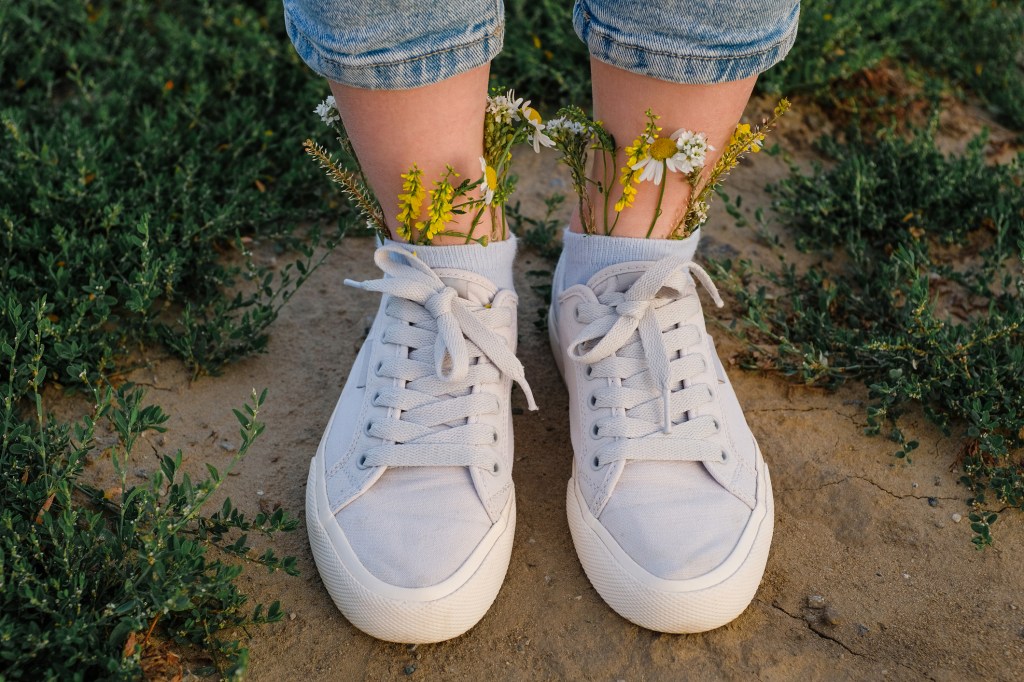 sneaker im sommer mit blumen