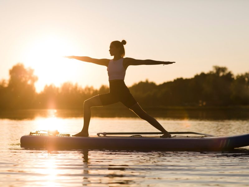 Frau SUP-Yoga