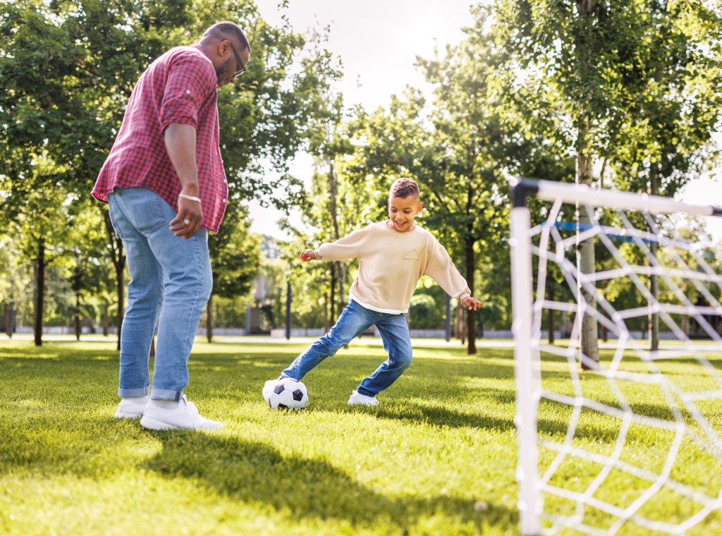 Ball spielen im Garten