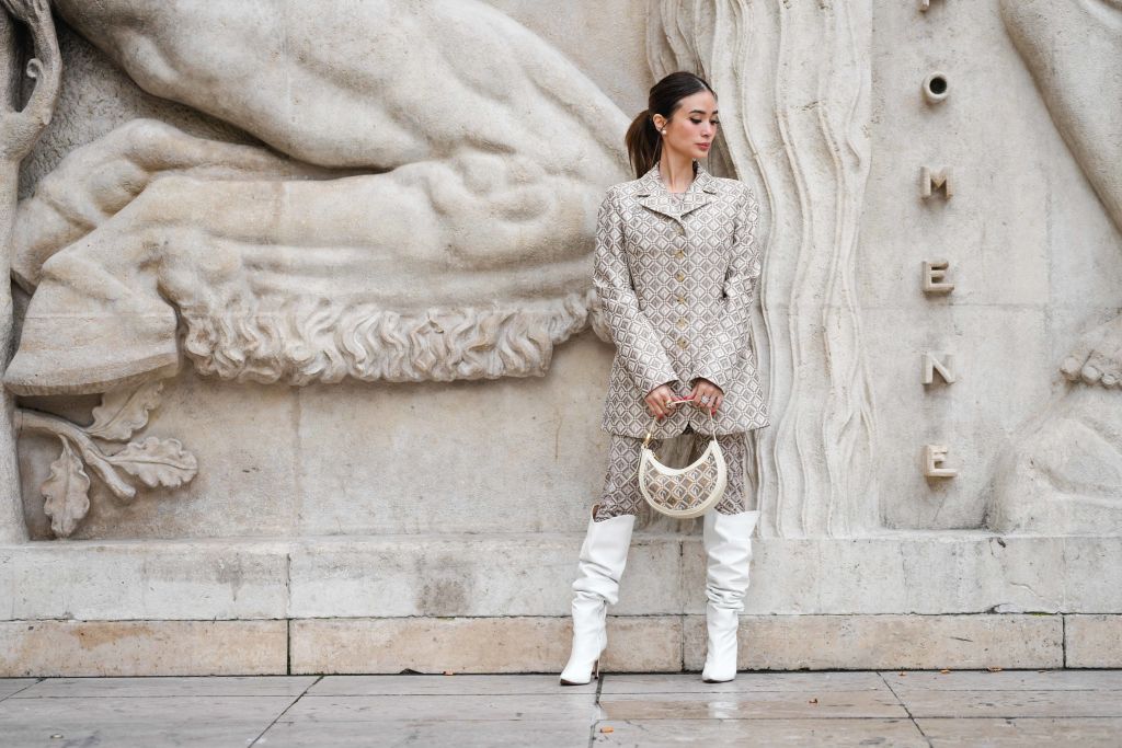 Frau mit Slouchy Stiefel