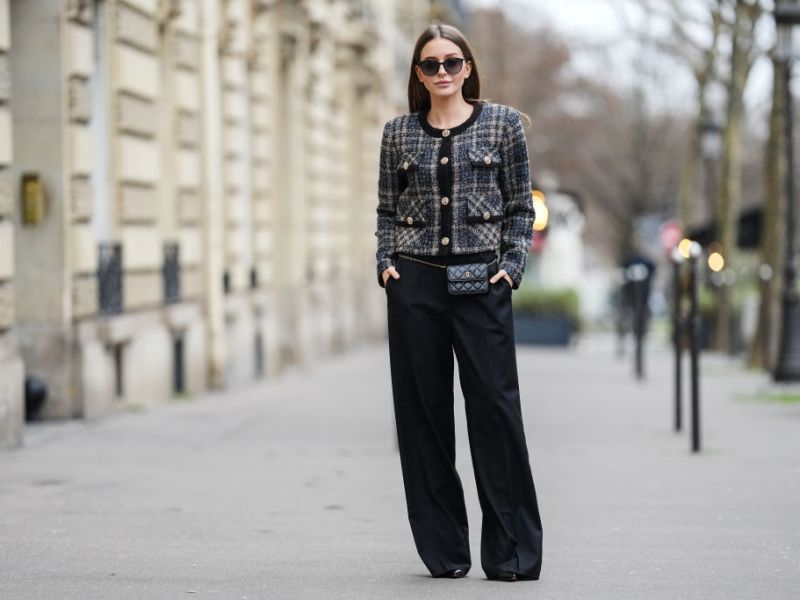 Frau mit Bouclé-Jacke