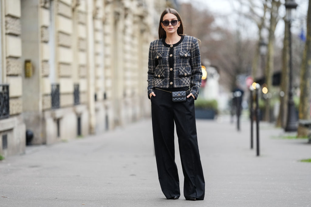 Frau mit Bouclé-Jacke