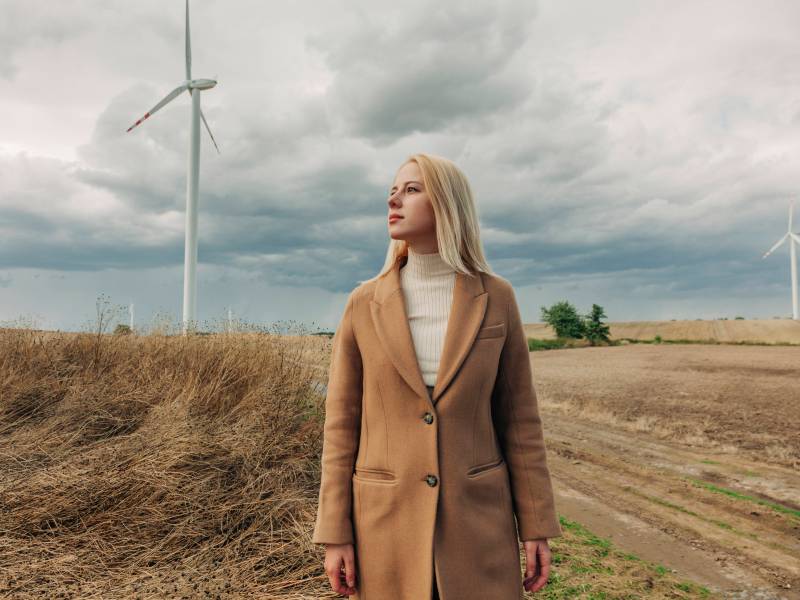 Frau erneuerbare Energien