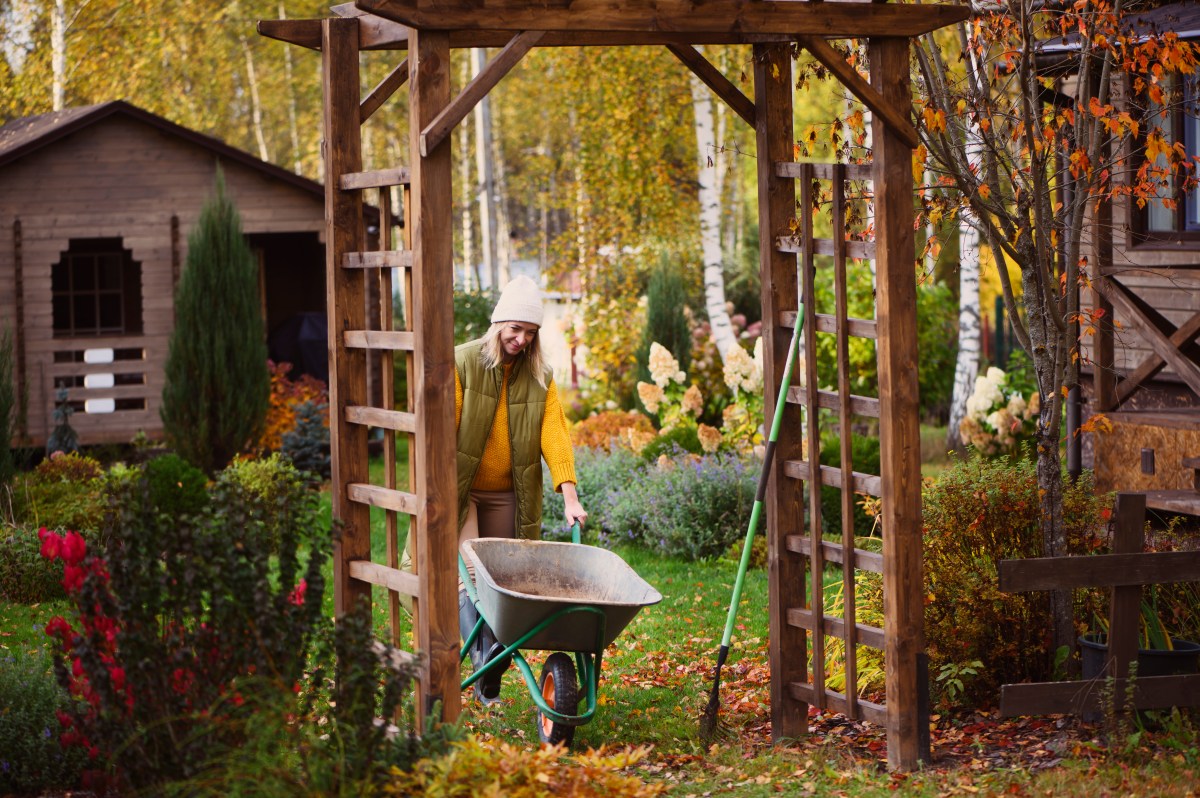 Frau im herbstlichen Garten