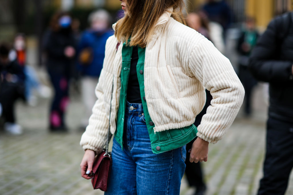 Kordjacke mit Jeans