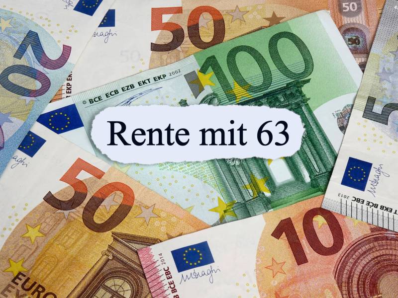 Ein Zettel mit der Aufschrift "Rente mit 63" liegt zwischen Geldscheinen.