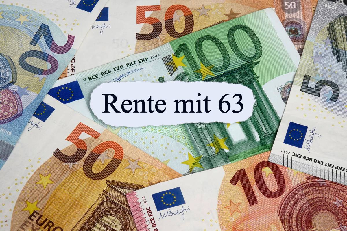 Ein Zettel mit der Aufschrift "Rente mit 63" liegt zwischen Geldscheinen.