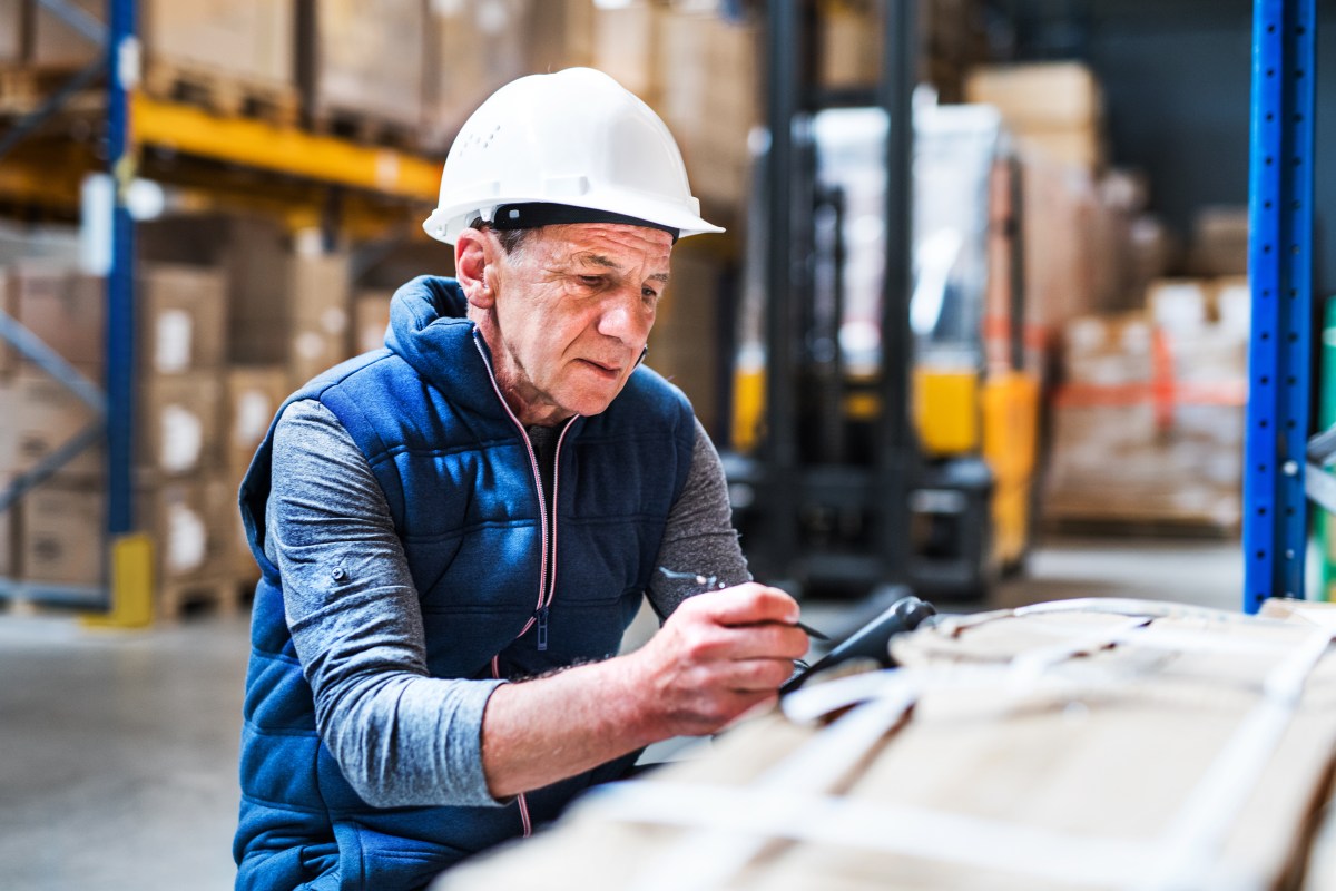 Rentner arbeitet in einer Werkstatt.